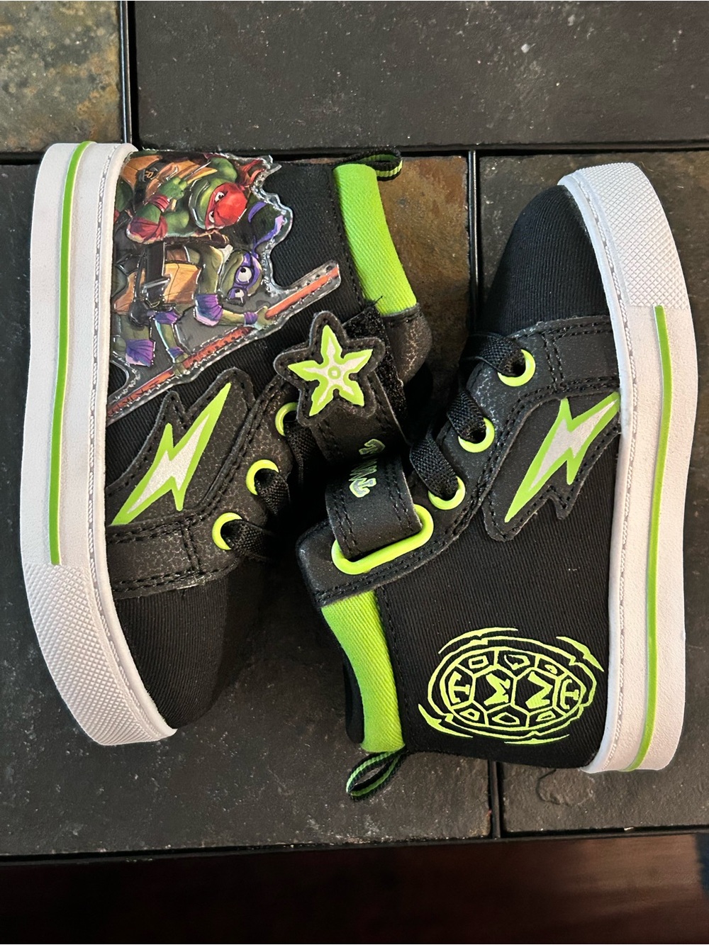 Ninja Turtles Light Up Shoes Velcro Size 7 kids / toddler